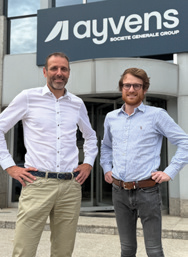 Vincent Poncin, Head of Sales Corporate, et Nicolas Orban, Business Intelligence Consultant, devant les bureaux d'Ayvens Luxembourg