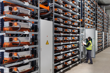 Les batteries des véhicules BMW sont également utilisées dans leur « deuxième vie » dans des systèmes de stockage stationnaire. Le meilleur exemple est l’usine à Leipzig, avec une « ferme » à batteries composées d’environ 700 batteries d’anciennes BMW i3.