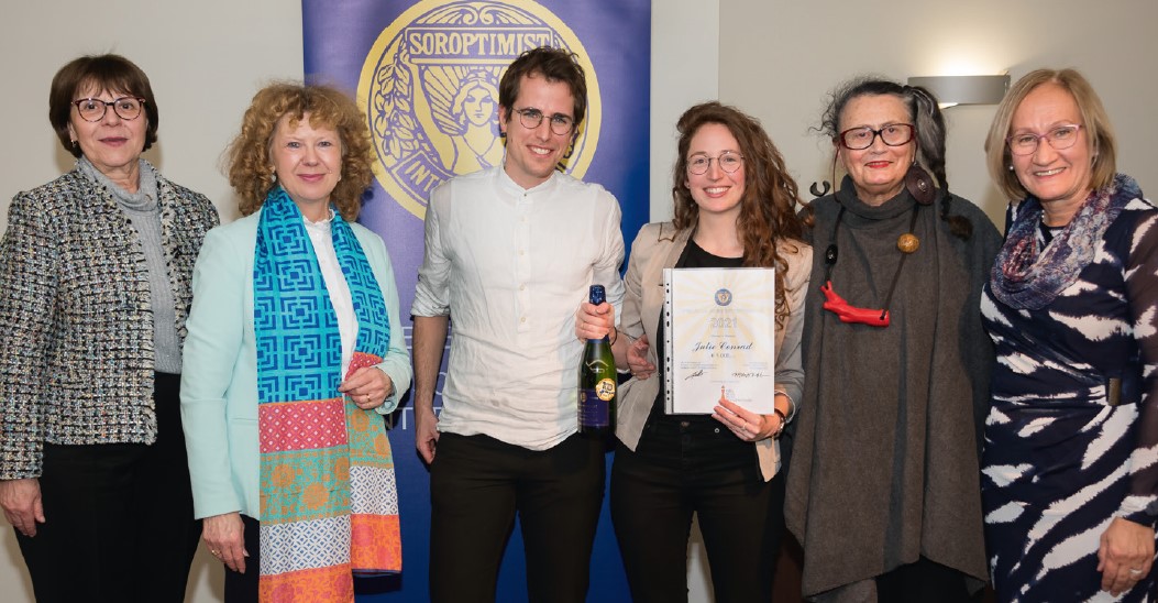 En mars dernier, Julie Conrad recevant le Prix de la Jeune Entrepreneuse 2021 décerné par le Soroptimist du Luxembourg.