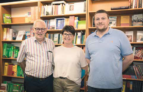 De g. à dr. : les anciens gérants, M. Ludig et Mme Ludig, et M. Biagotti, le nouveau gérant de la Librairie des Lycées.