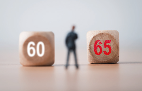Dés en bois représentant l'âge 60 et l'âge 65, illustration de la pension progressive et de l'AMVP au Luxembourg
