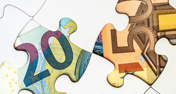 Pièces de puzzle formant des billets en euros, illustration de l'intégration fiscale et du groupe TVA au Luxembourg